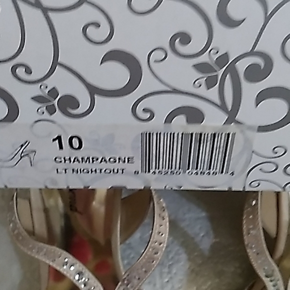 Bought for me I can't wear to big for me - Picture 2 of 2